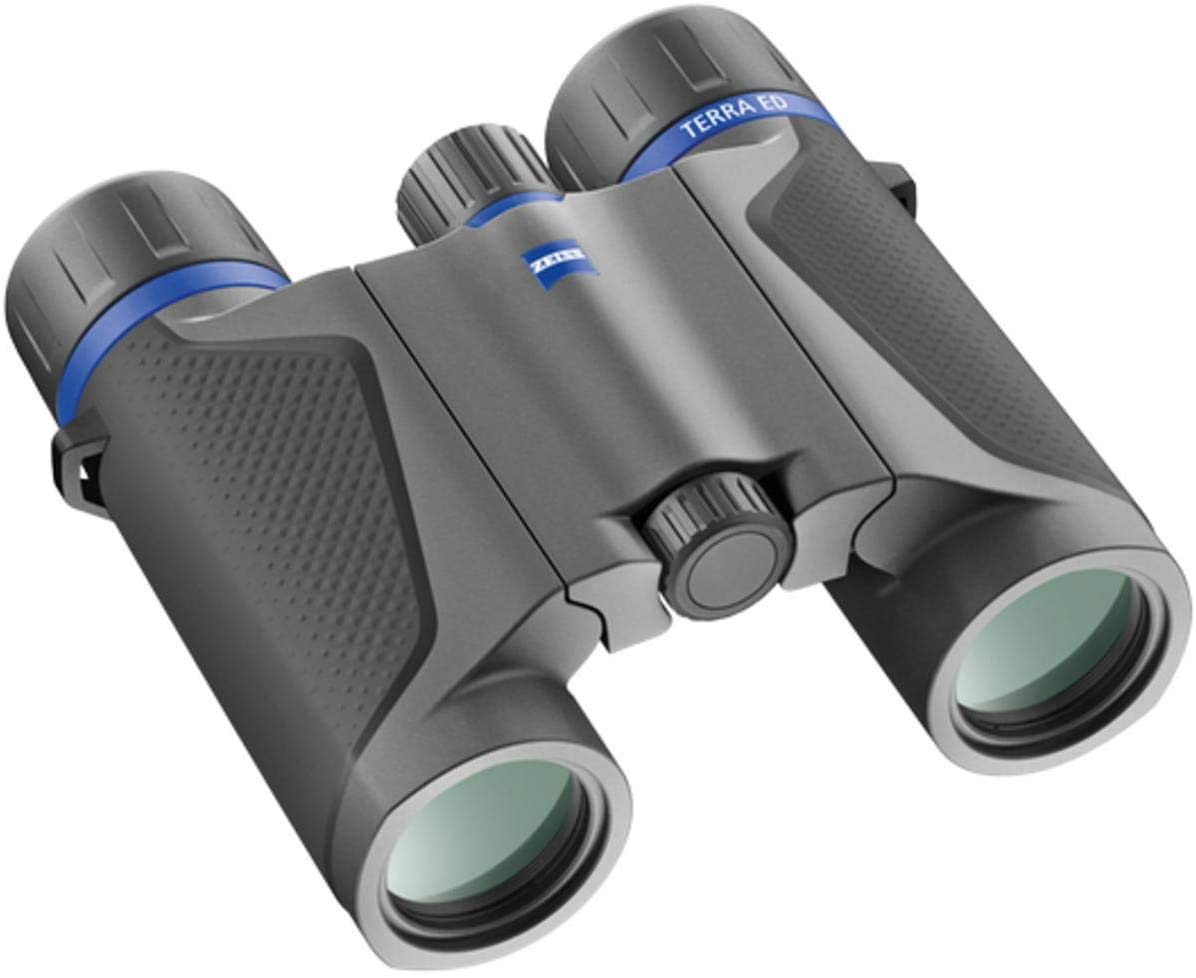 https://www.odimon.sk/buxus/images/fotogaleria/katalog_produktov/optika_1/dalekohlady/dalekohlad_zeiss_terra_ed_10x25_sivo-cierny/TERRA_ED_10x25_3.jpg Zeiss www.24k.sk