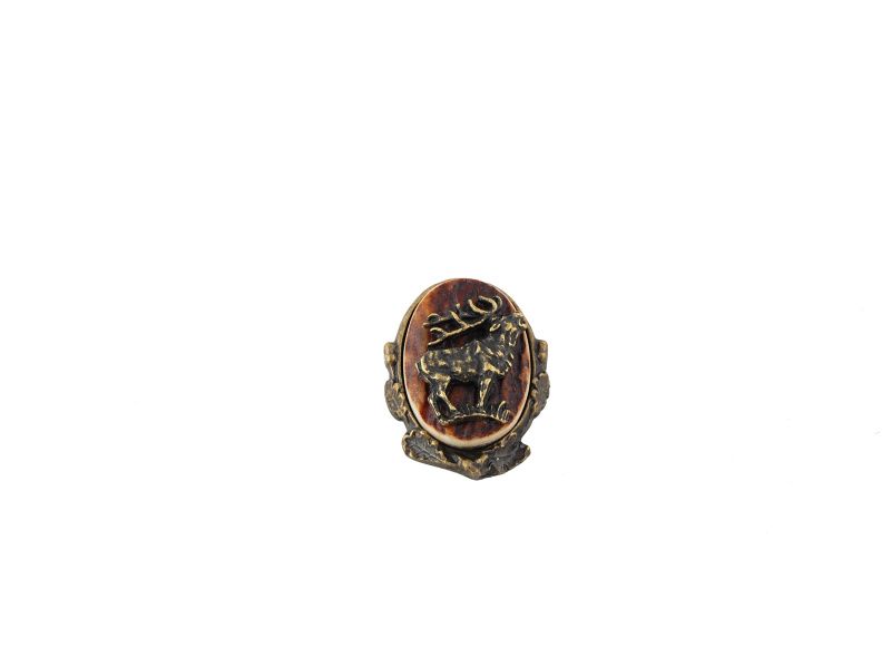https://www.odimon.sk/buxus/images/produkty/katalog_produktov/polovnicke_potreby/kozeny_tovar_zubicek/bollo_parohove-kovove_oval_-_jelen_postava/20112110081015-1LP13a.jpg ZUBÍČEK www.24k.sk
